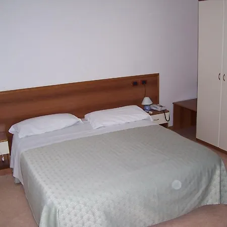 Clodia Hotel 2*